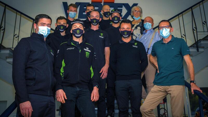 Il Team Kawasaki KRT in visita alla Vertex Pistons