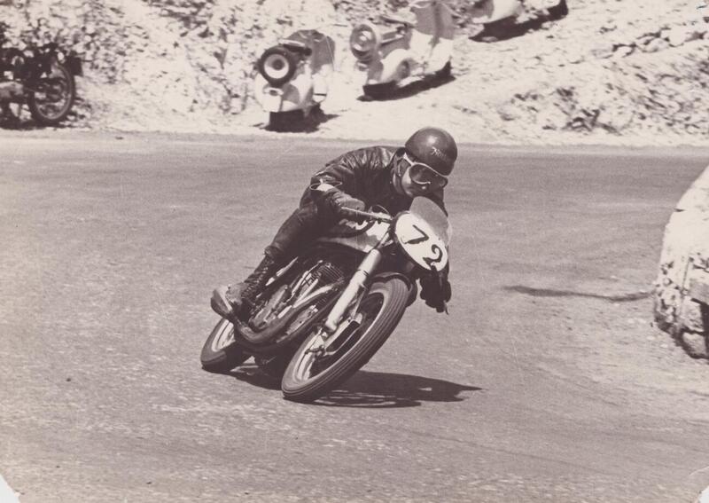 Gianni Perrone ha corso molto anche in salita. Qui lo vediamo in sella alla Norton Manx alla Colleferro-Segni del 1958.  Nella foto  in alto &egrave; in sella alla sua fida Matchless G50 in una manifestazione storica degli anni Novanta. Con questo stesso esemplare aveva corso a lungo e dopo tanto tempo &egrave; riuscito a ritrovarlo (e ad acquistarlo) presso un noto ex-pilota di Cesena