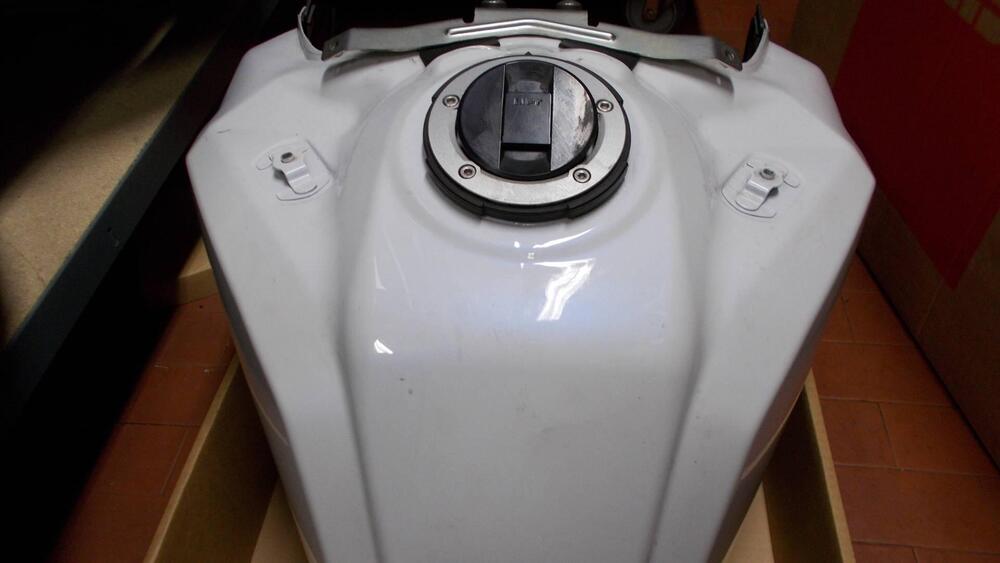 Serbatoio carburante Suzuki V-Strom (2)
