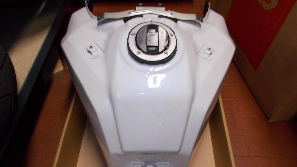 Serbatoio carburante Suzuki V-Strom (3)