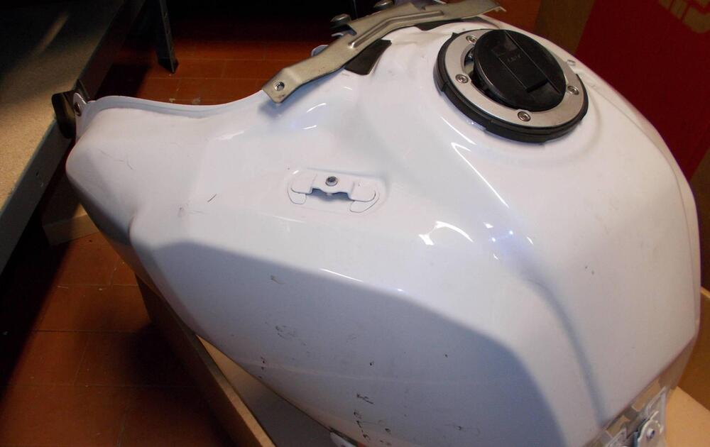 Serbatoio carburante Suzuki V-Strom (5)