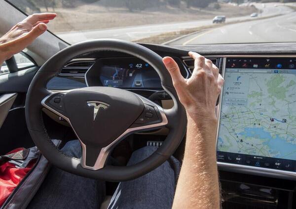 Tesla: ma che fine ha fatto la guida autonoma?