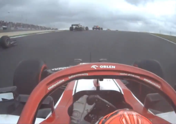 Kimi Raikkonen primo giro da paura a Portimao, e anche Valentino lo applaude 