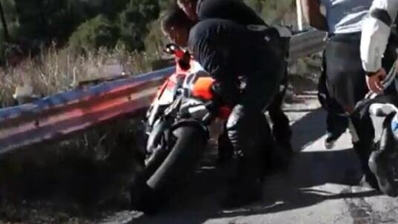 Dritto in curva con la Panigale V4: niente di grave, ma che figuraccia! [VIDEO VIRALE]