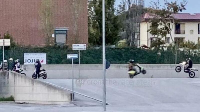 Assembramenti e gare di impennate davanti al Covid Hospital, intervento dei vigili urbani