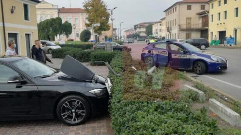 Inseguimento in centro, ma la Polizia Locale si schianta all&rsquo;incrocio 