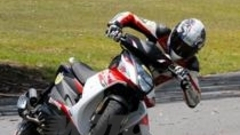 Troy Bayliss sullo scooter: &egrave; subito spettacolo