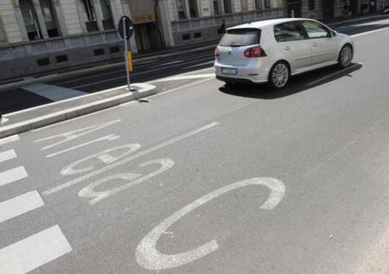 Milano, sospesi Area C e pagamento delle strisce blu