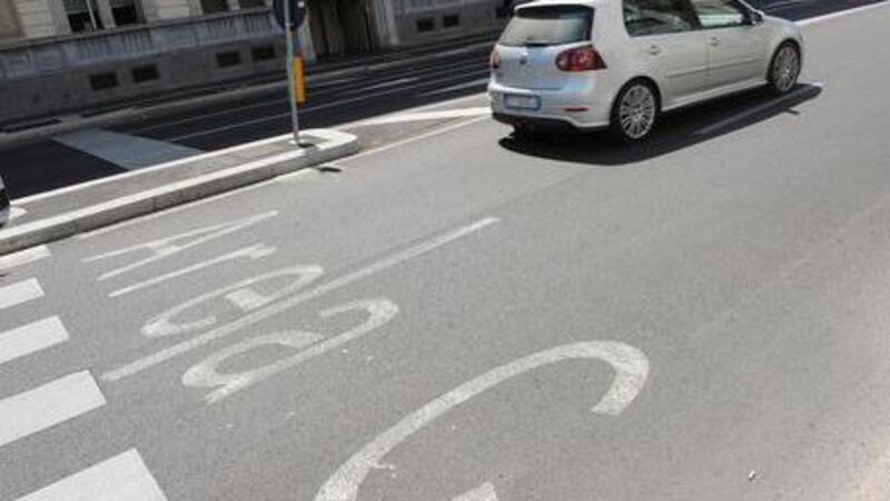 Milano, sospesi Area C e pagamento delle strisce blu