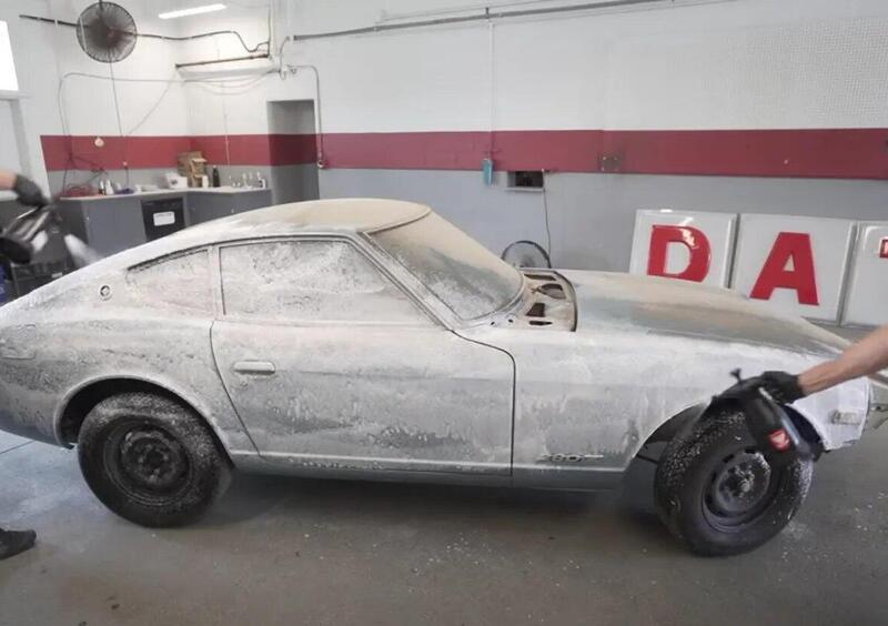 Datsun 280z ferma da dieci anni nella stalla? Ecco come riceve il primo lavaggio