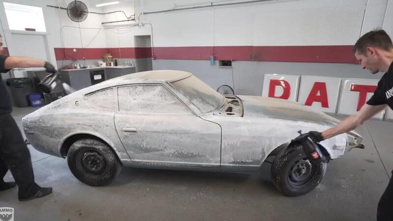 Datsun 280z ferma da dieci anni nella stalla? Ecco come riceve il primo lavaggio