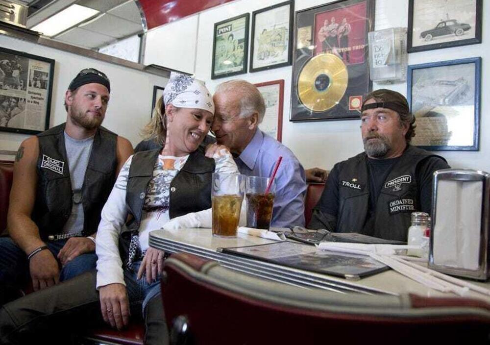 Quella volta in cui Biden fece amicizia con un gruppo di bikers (e prese in braccio una motociclista) 