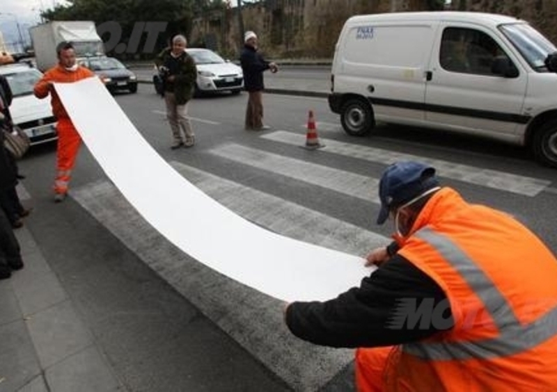 Il Comune di Milano risponde: &quot;Le strisce pedonali fanno cadere i motociclisti? Colpa dello smog&quot;