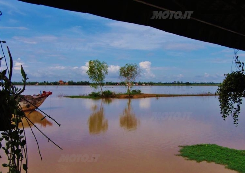 Viaggi in moto. Cambogia, un filo di gas