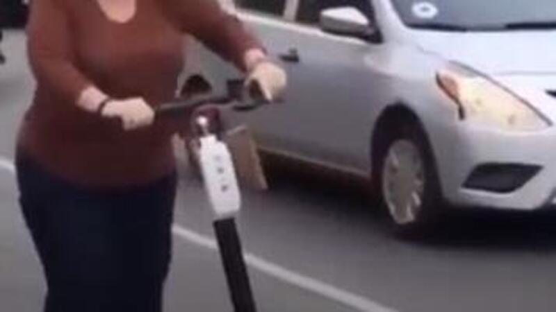 Scooter fun: signora, il monopattino elettrico non fa per lei [VIDEO VIRALE] 