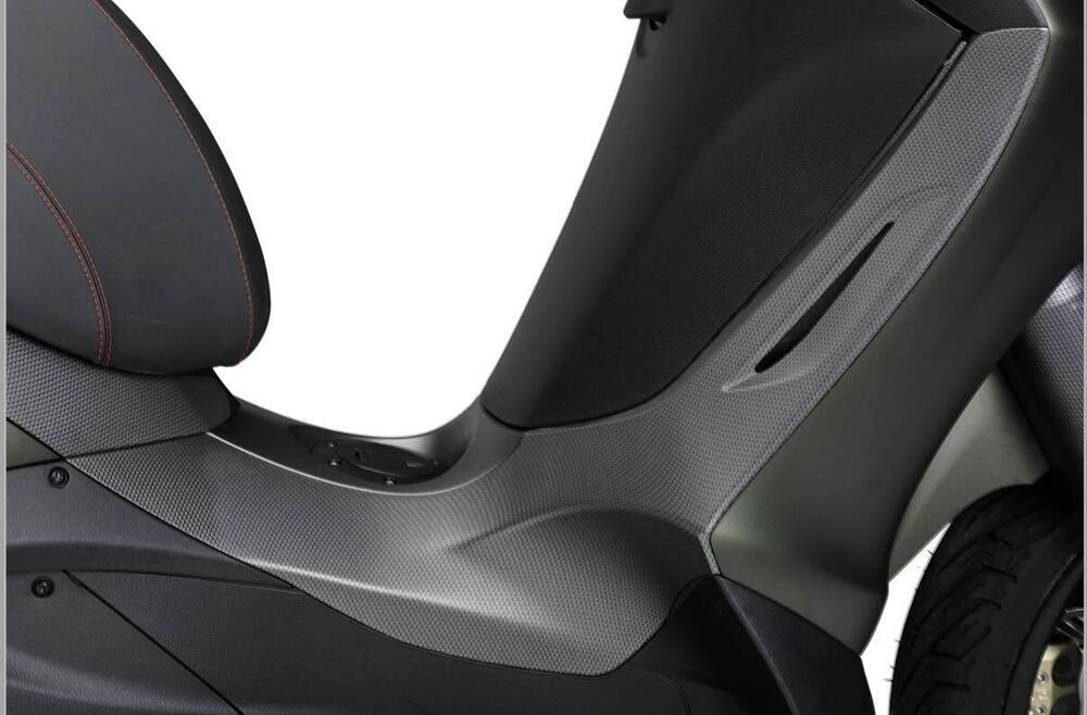 COPERTURA CENTRALE SX CARBON LOOK Piaggio