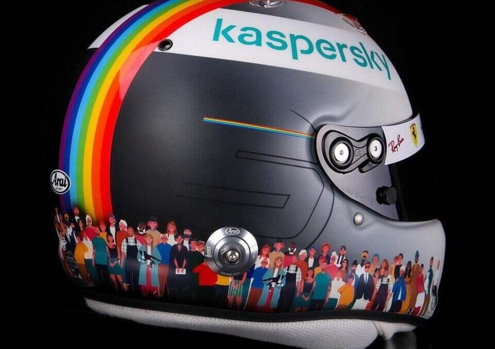 Sebastian Vettel con l&rsquo;arcobaleno sul casco in Turchia