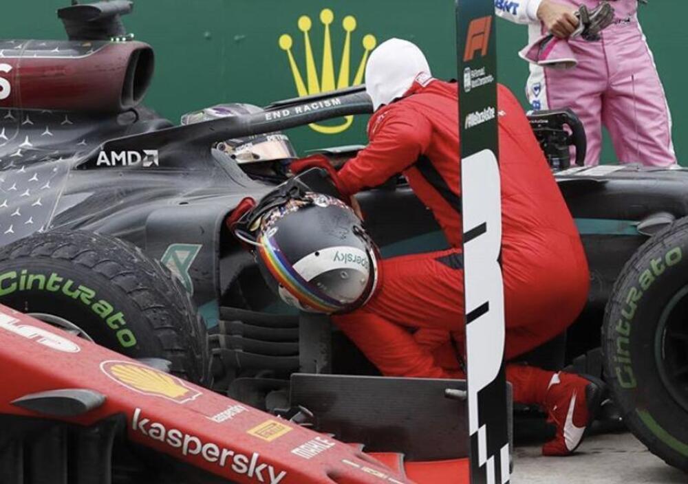 Vettel in ginocchio davanti a un Hamilton in lacrime, che cos&#039;&egrave; lo sport se non questo 