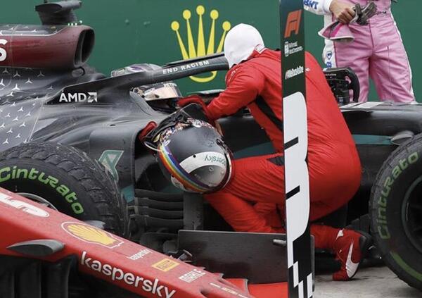 Vettel in ginocchio davanti a un Hamilton in lacrime, che cos&#039;&egrave; lo sport se non questo 