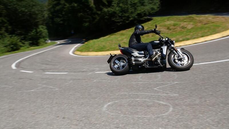 Triumph Rocket 3 GT. Esagerata con garbo!