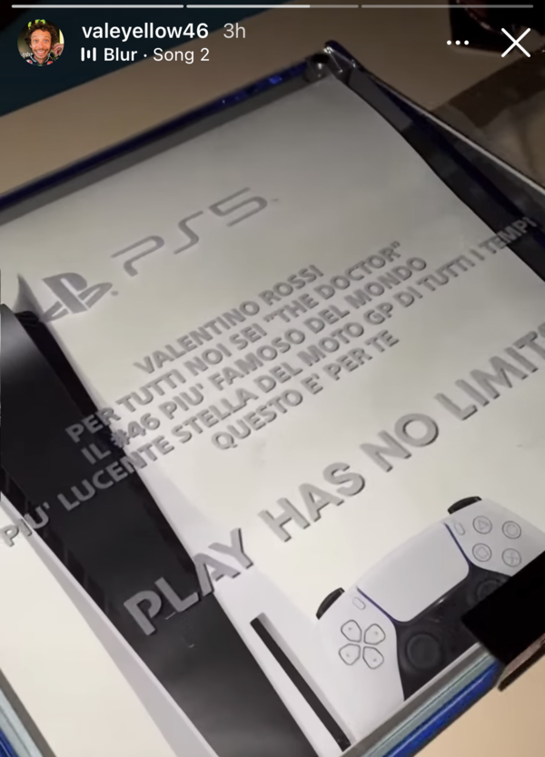 Sony regala una PS5 a Valentino Rossi che ringrazia su Instagram: Play has no Limits!