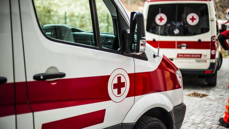 Inseguono l&rsquo;ambulanza in Porsche per dimostrare che il Covid19 non esiste: denunciati