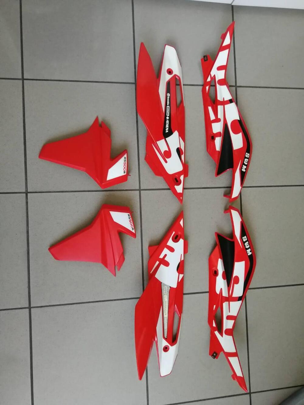 KIT PLASTICHE, PARAFANGO POST E SELLA SWM RS 500 R (4)