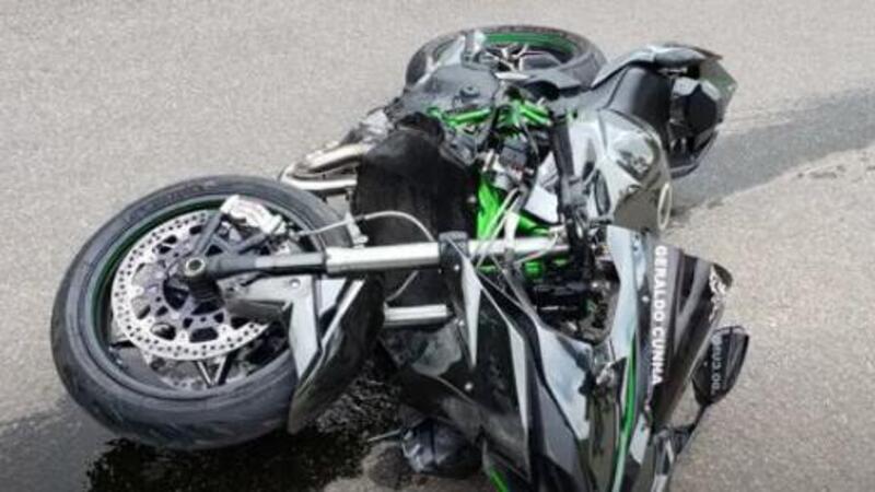 Lo &quot;sparo&quot; con la Kawasaki Ninja H2 finisce contro il rimorchio di un camion [VIDEO CHOC]