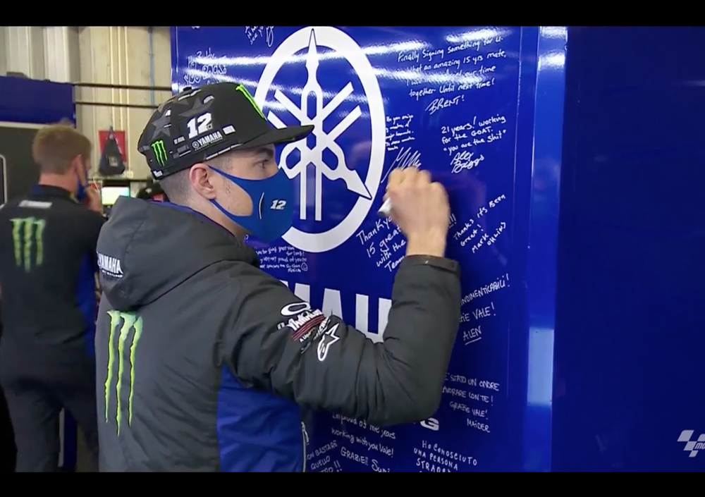 [VIDEO] Il regalo di Yamaha a Valentino Rossi: le dediche di tutti sul muro del box