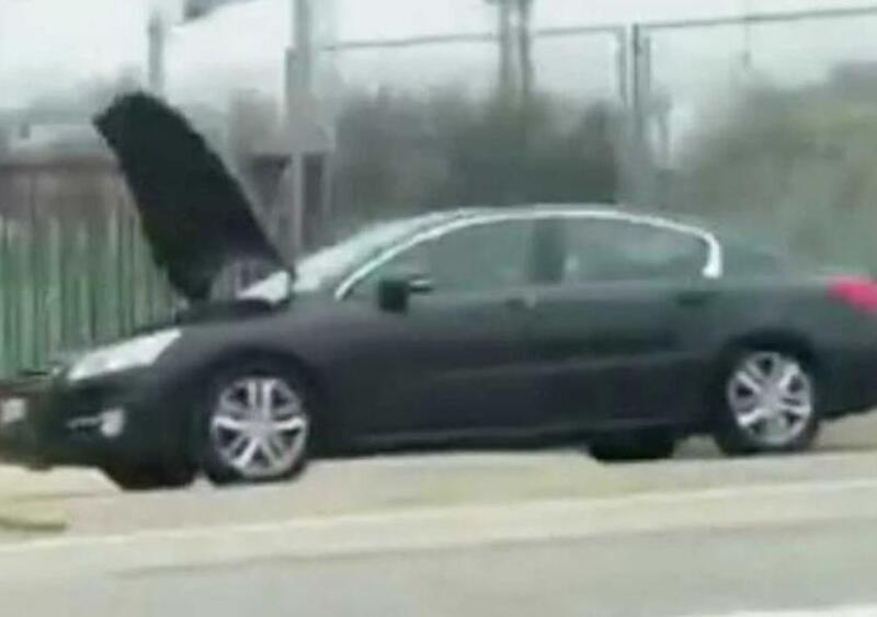 La trappola: l&rsquo;auto col cofano aperto sembra in panne, ma nasconde l&rsquo;autovelox [VIDEO]