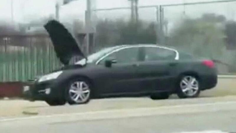 La trappola: l&rsquo;auto col cofano aperto sembra in panne, ma nasconde l&rsquo;autovelox [VIDEO]