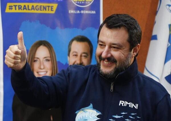 Matteo Salvini contro Amazon, ma toglier&agrave; anche le sue felpe dallo store?