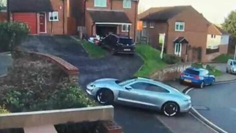 Supercar fail: sbaglia la manovra con la Porsche Taycan e combina il disastro [VIDEO VIRALE]