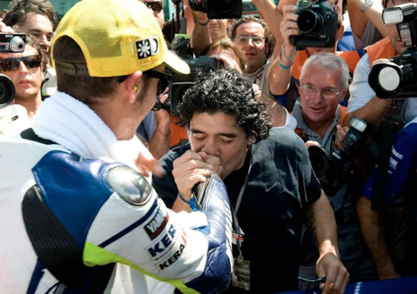 Valentino Rossi e l&rsquo;amore per Maradona da Misano all&rsquo;Argentina