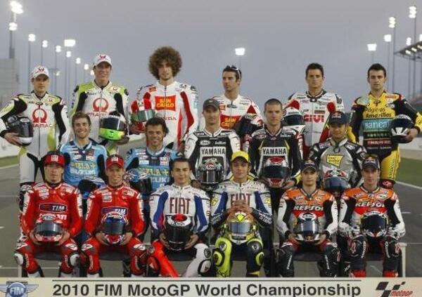 La foto di gruppo dei piloti MotoGP 2010: ne sono rimasti soltanto due