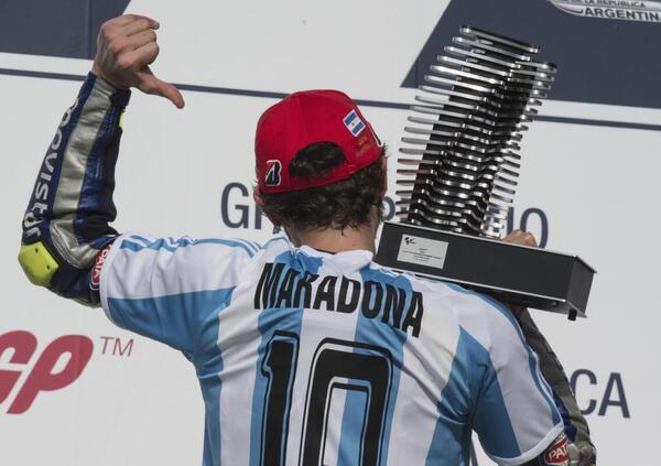 I piloti salutano Maradona: gli omaggi di Valentino, Lorenzo, Marquez e gli altri