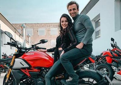 Johann  Zarco (e fidanzata) a Borgo Panigale per preparare la V4, ma perde la testa per la Diavel