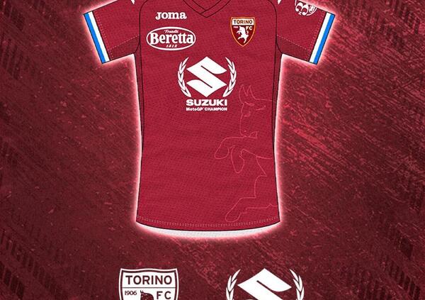 Il Torino in campo con la maglia che celebra il mondiale vinto da Joan Mir e Suzuki