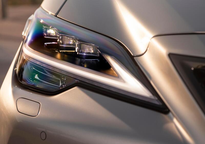 Lexus LS (2017-->>) (21)