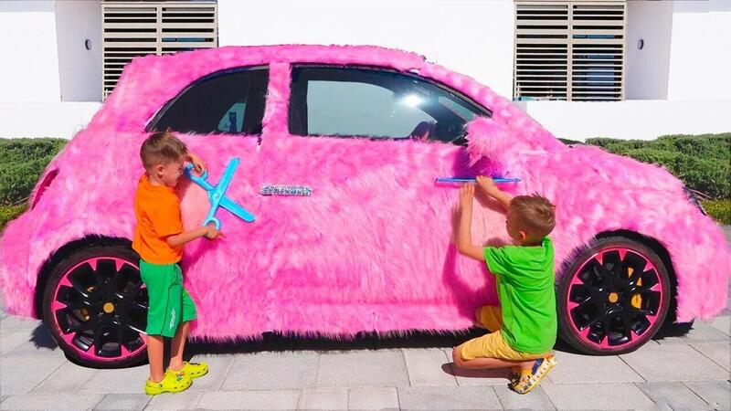 Bimbi in auto, Meglio Classe G placcato oro o Fiat 500 Abarth con pinze gialle e pelo rosa? [video V8 in panne]