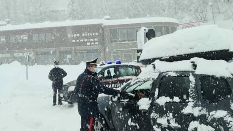 Vanno a sciare all&rsquo;Abetone: &laquo;Neve troppo bella, non potevamo non venire&raquo;. Multati in 10!