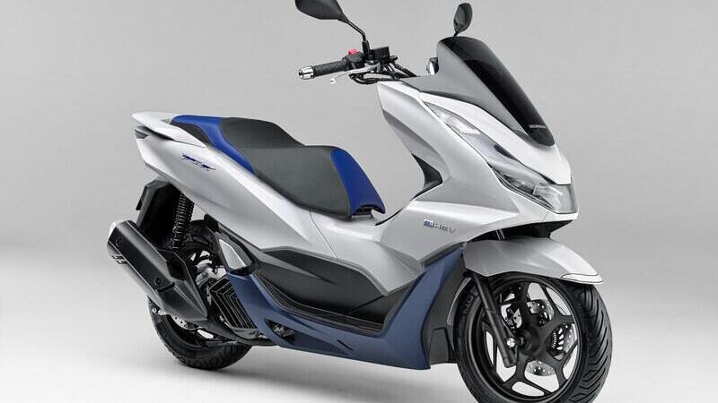 Nuovo Honda PCX e: HEV 2021. Lo scooter ibrido