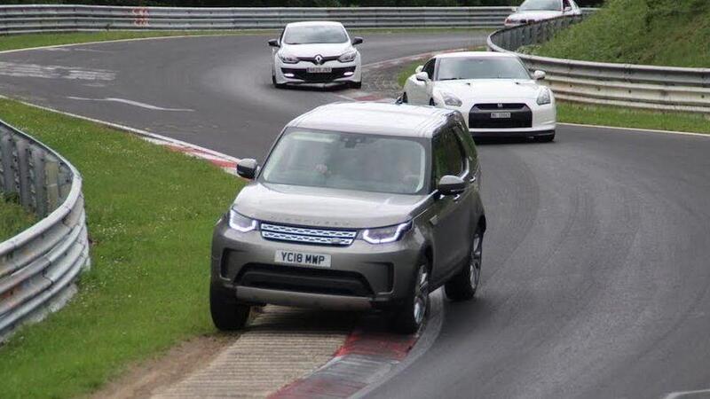 A caccia di Supercar con la Land Rover Discovery: cos&igrave; al Nurburgring [VIDEO VIRALE]