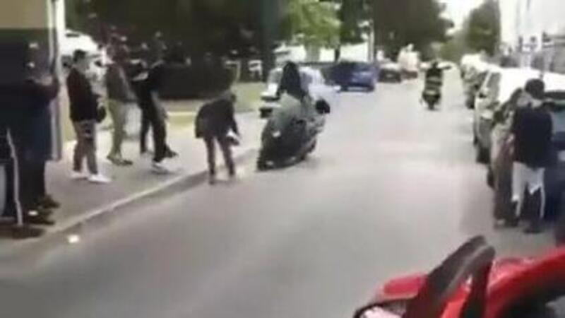 T-Max fail: l&rsquo;entrata calcistica del T-Maxista &egrave; gi&agrave; virale [VIDEO]