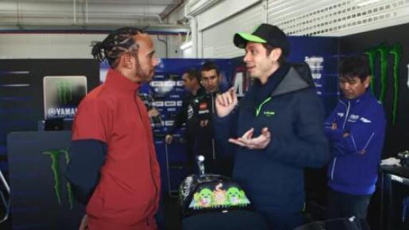 Valentino Rossi sulla Mercedes F1 e Lewis Hamilton sulla Yamaha M1: da Monster Energy un nuovo video