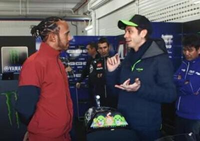 Valentino Rossi sulla Mercedes F1 e Lewis Hamilton sulla Yamaha M1: da Monster Energy un nuovo video