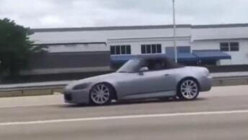 Sorpasso e testacoda con la Honda S2000: manovra voluta o epic fail? [VIDEO]