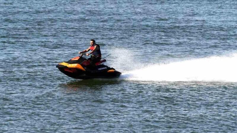 Sull&rsquo;Isola di Man con la moto&hellip; d&rsquo;acqua. Voleva incontrare la fidanzata aggirando le norme anti-contagio