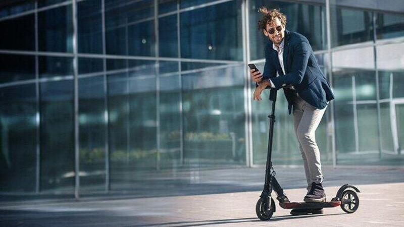 Monopattino elettrico: il nuovo optional per le auto a noleggio?