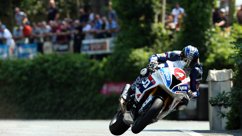 Tourist Trophy 2016: Hutchinson vince Supersport e Superstock